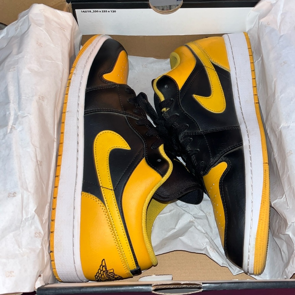 Air Jordan 1 Low Men's Black and Yellow Sneakers
Black/Yellow/White - Like New